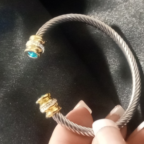 Twisted cable cuff bracelet with crystal cut blue ends silver and gold tone - Picture 4 of 4